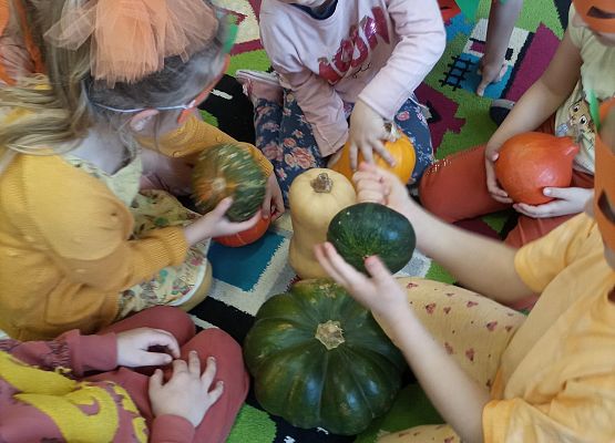 Dzieci bawią się dyniami