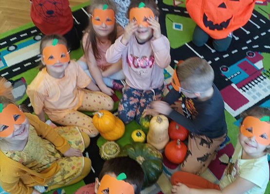 Dzieci układają dynie