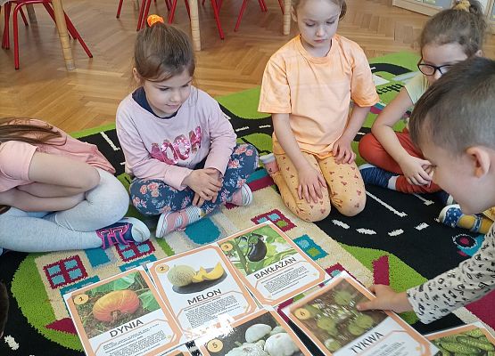 Dzieci układają plansze z różnymi dyniami