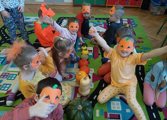 Dzieci ułożyły dynie od największej do najmniejszej