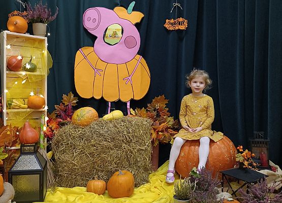 Dziecko w dyniowej scenerii