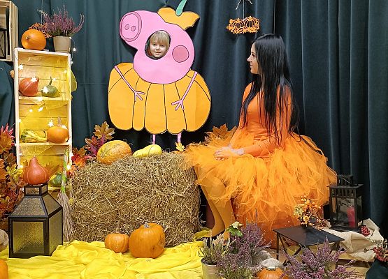 Dziecko i z panią nauczycielką  w dyniowej scenerii