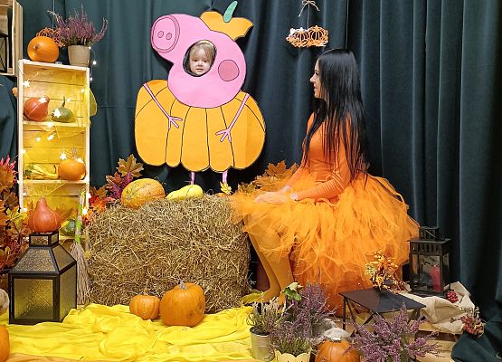 Dziecko i z panią nauczycielką  w dyniowej scenerii