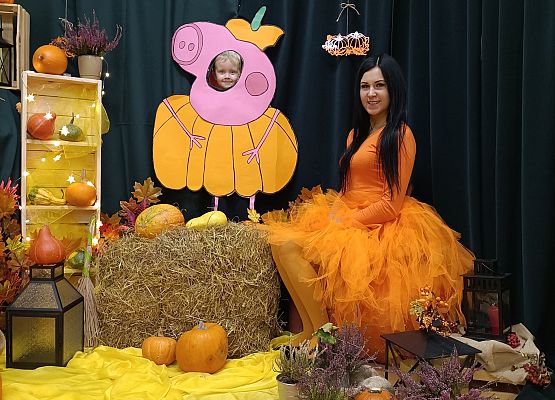 Dziecko i z panią nauczycielką  w dyniowej scenerii