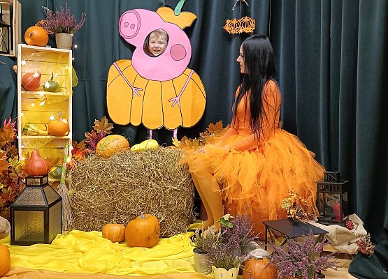 Dziecko i z panią nauczycielką  w dyniowej scenerii