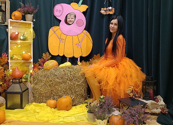Dziecko i z panią nauczycielką  w dyniowej scenerii