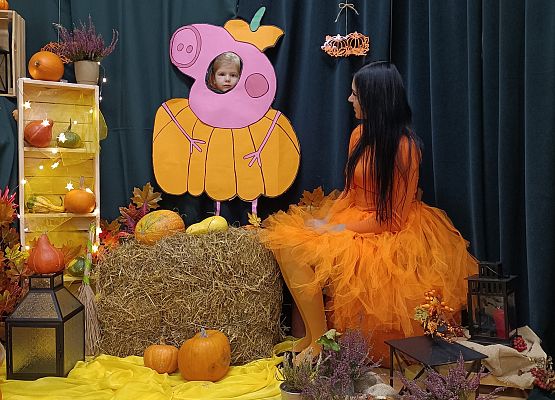 Dziecko i z panią nauczycielką  w dyniowej scenerii