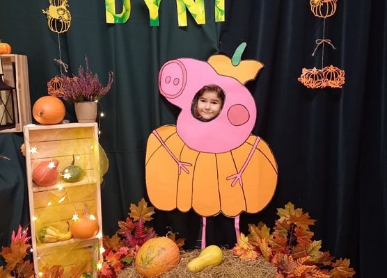 Dziecko w przebraniu pozuje do zdjęcia