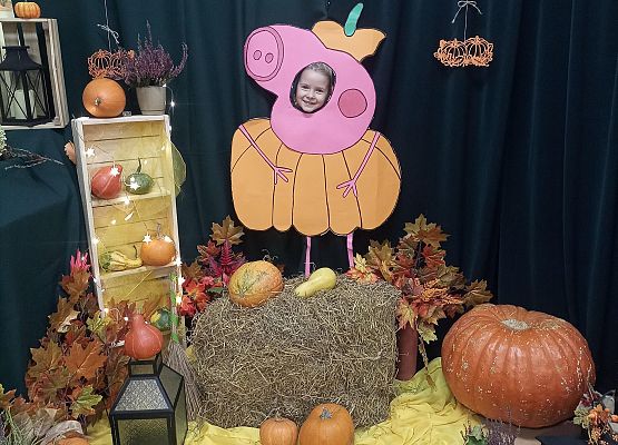 Dziecko w przebraniu pozuje do zdjęcia