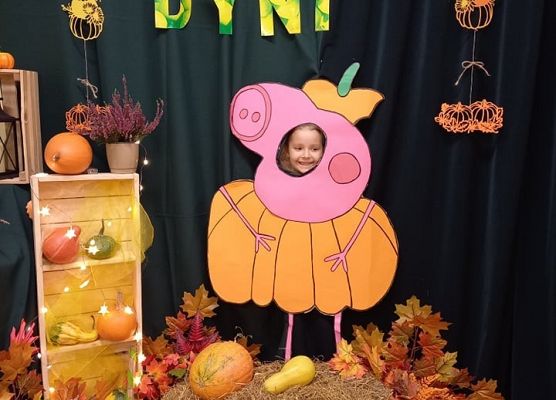 Dziecko w przebraniu pozuje do zdjęcia