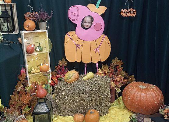 Dziecko w przebraniu pozuje do zdjęcia