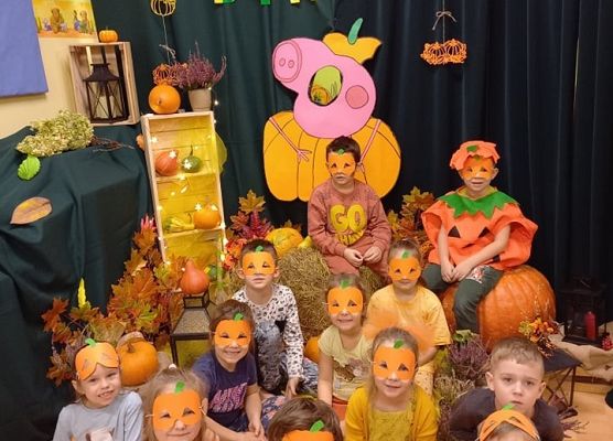 Zdjęcie grupowe przedszkolaków przebranych za dynie
