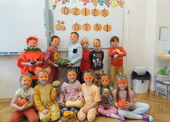 Zdjęcie grupowe przedszkolaków przebranych za dynie