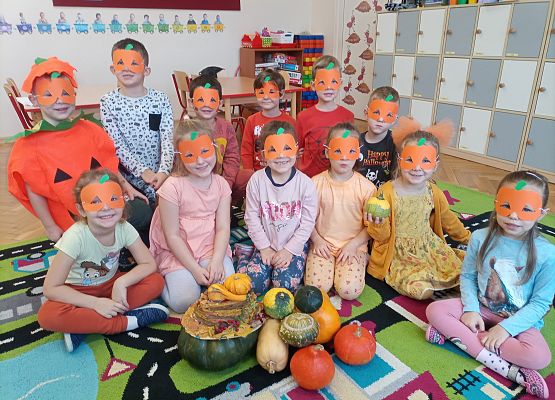 Zdjęcie grupowe przedszkolaków przebranych za dynie