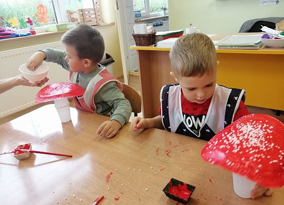 Dwaj chłopcy wykonują prace plastyczne