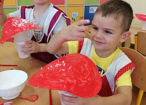 Dwaj chłopcy wykonują muchomory