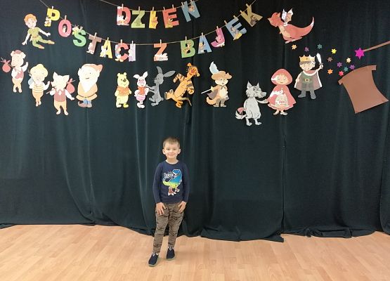 Chłopiec prezentuje swój strój