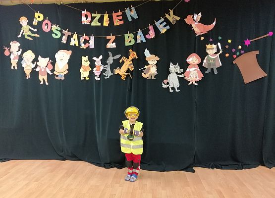 Chłopiec prezentuje swój strój