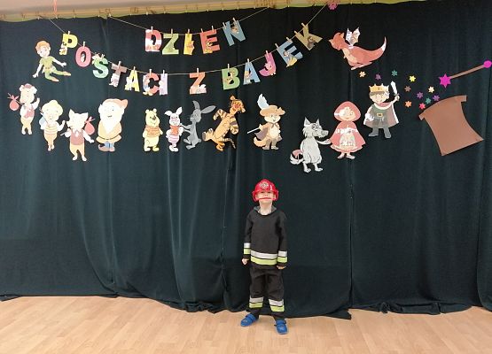 Chłopiec prezentuje swój strój