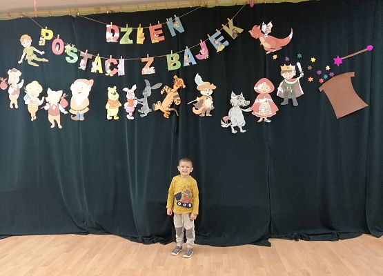 Chłopiec prezentuje swój strój