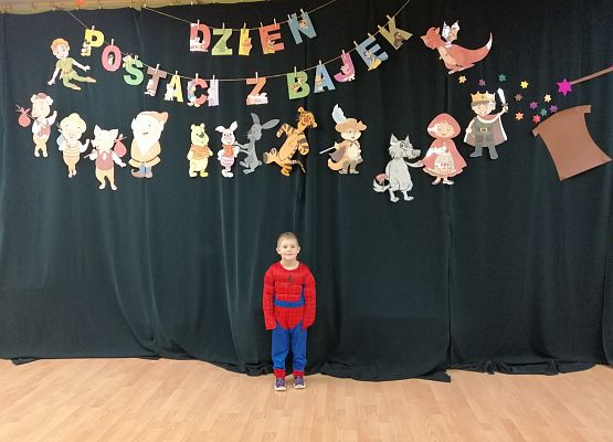 Chłopiec prezentuje swój strój