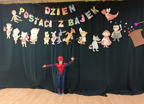 Chłopiec prezentuje swój strój