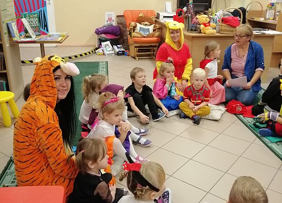 Pani w bibliotece czyta dzieciom bajkę