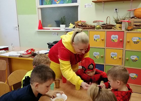 Nauczycielka pokazuje dzieciom, jak używać pęsety