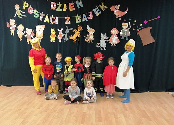 Zdjęcie grupowe dzieci w przebraniach i pań