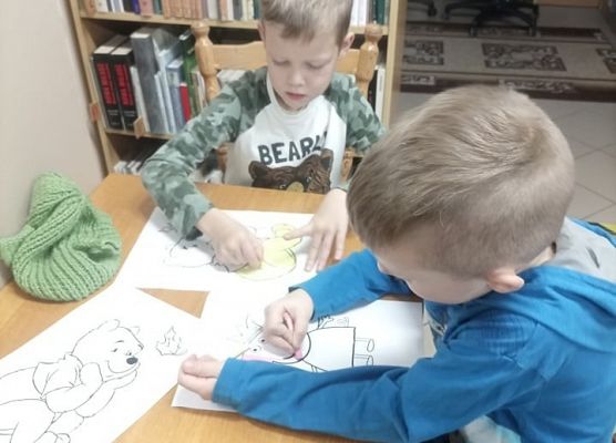 Chłopcy kolorują postacie z bajek