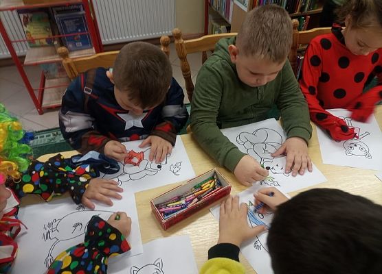 Dzieci na zajęciach w bibliotece kolorują swoją ulubioną postać z bajki