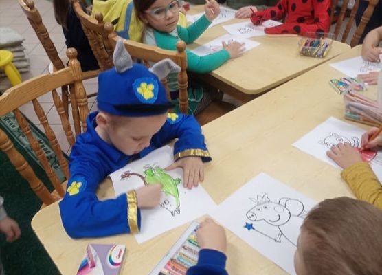 Dzieci kolorują postacie z bajek