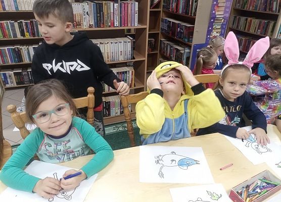 Dzieci kolorują swoją ulubioną postać z bajk