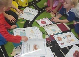 Dzieci oględają bajkowe ilustracje