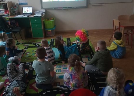 Dzieci oglądają bajkę