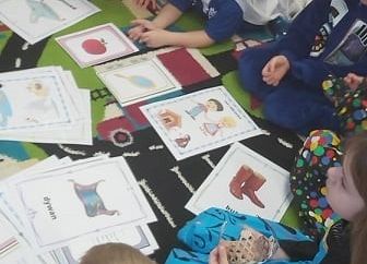 Dzieci leżą na dywanie i omawiają znane im bajki