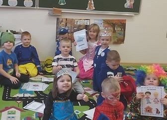 Dzieci pokazują bajkowe ilustracje