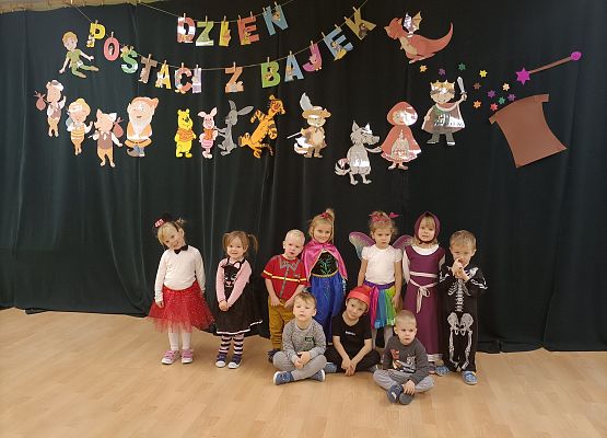 Zdjęcie grupowe przedszkolaków w bajkowych strojach