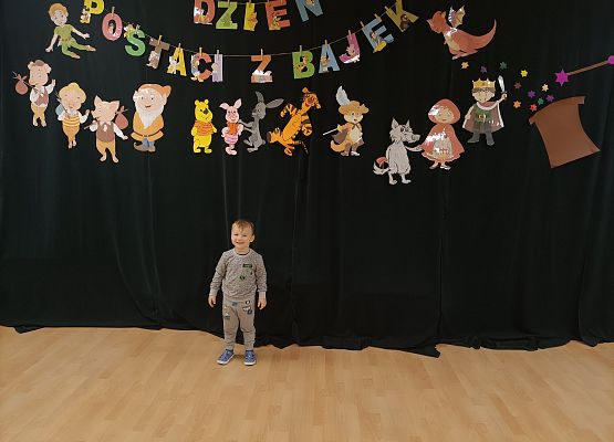 Dziecko prezentuje swój strój