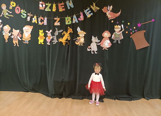 Dziecko prezentuje swój strój