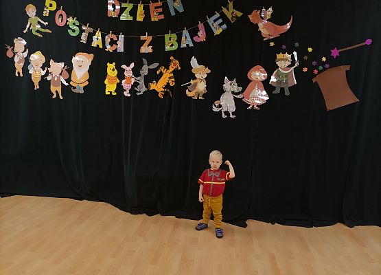 Dziecko prezentuje swój strój