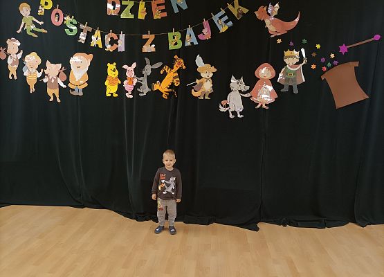 Dziecko prezentuje swój strój