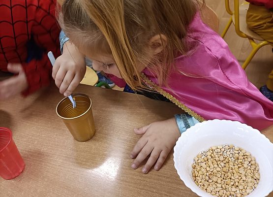 Dziecko przebiera groch