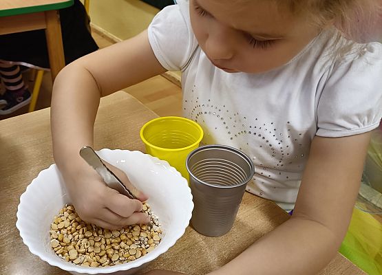 Dziecko przebiera groch