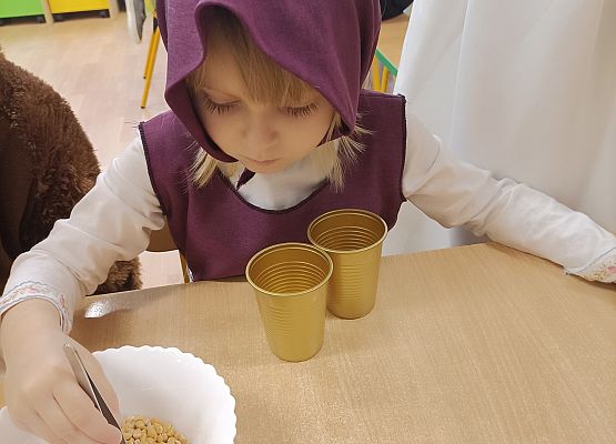 Dziecko przebiera groch