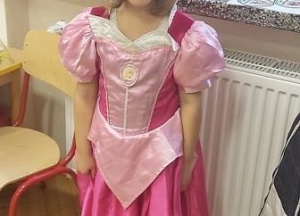 Dziewczynka w kapeluszu przebrana za księżniczkę