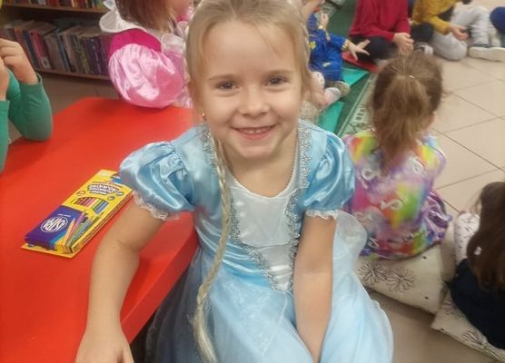 Dziewczynka w przebraniu księżniczki