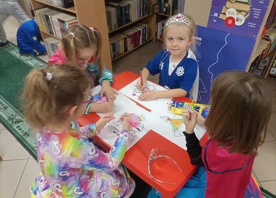 Dziewczynki kolorują swoją ulubioną postać z bajk