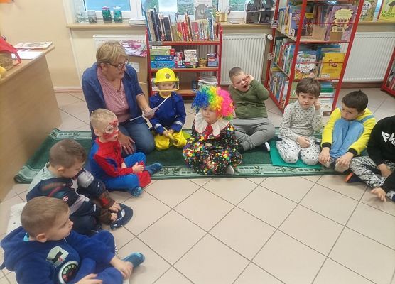 Pani w bibliotece czyta dzieciom bajkę