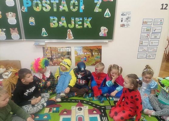 Przebrane dzieci opowiadają o swojej ulubionej bajce